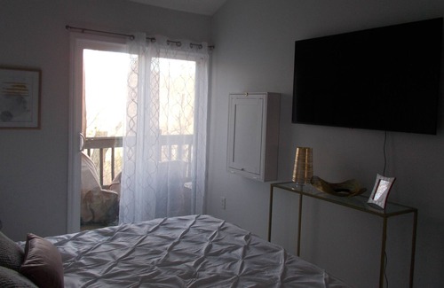 Avoca Condo | Secluded Contemporary Lakefront Condo