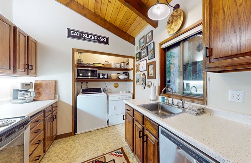 Mount Hood Village Cabin | Secluded dog-friendly cabin with two fireplaces, washer/dryer, deck & firepit