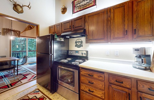 Mount Hood Village Cabin | Secluded dog-friendly cabin with two fireplaces, washer/dryer, deck & firepit