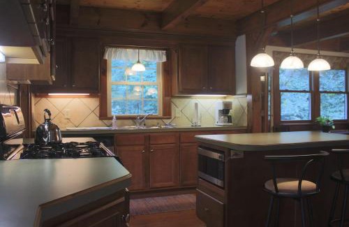 Dennison House | Secluded Family Retreat