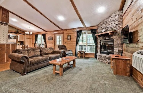 Sylvan Shores Cabin | Secluded Getaway Cabin in the woods Wifi Smart TVs