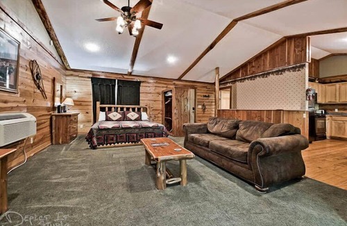 Sylvan Shores Cabin | Secluded Getaway Cabin in the woods Wifi Smart TVs