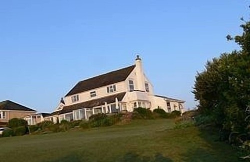 Lelant Apartment | Secluded Ground floor Apartment With Sea Views On Golf Course.