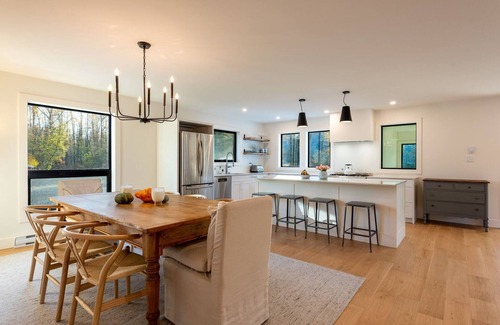 Sea to Sky Highway House | Secluded house in Pemberton | Mount Currie Views | Sauna