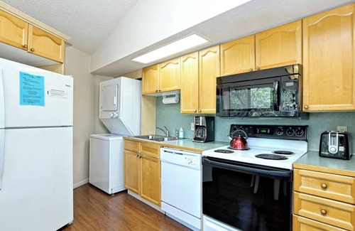 Lakeway House | Secluded Lakefront Bungalow - Shared Community Pool and Hot Tub #11