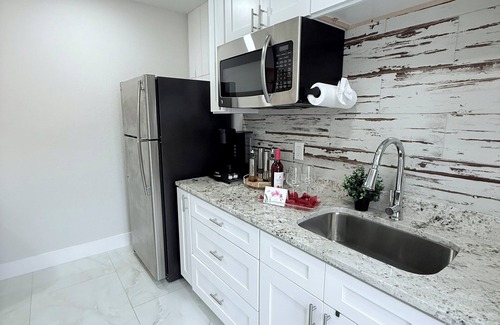 Citrus Park House | Secluded Lovers’ Escape – Cozy Apartment with Jacuzzi Under the Stars"