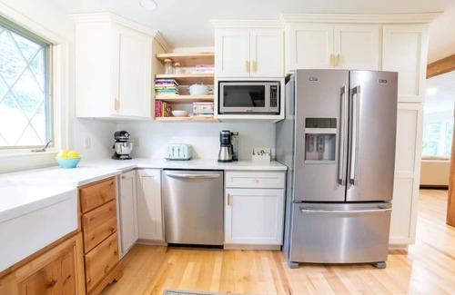 La Crosse House | Secluded luxury House in the Hills w/king bed