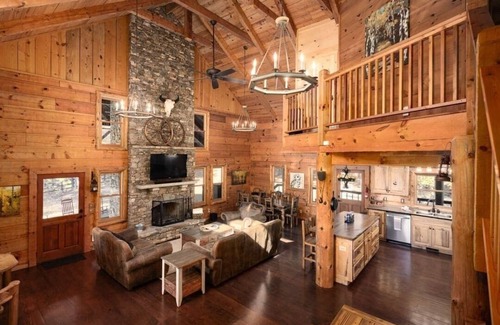 Helen Cabin | Secluded Mountain Views | Hot Tub | Pickleball