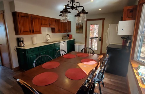 Edinburg House | Secluded Mountain Home Features Breathtaking Valley Views and Hot Tub