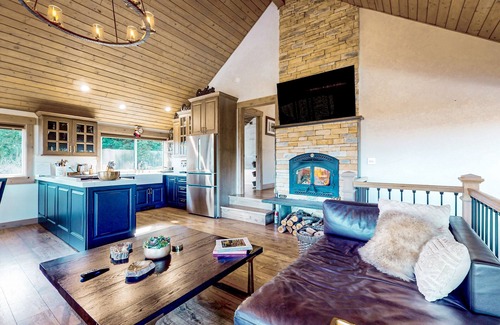 Cle Elum House | Secluded mtn-view home with game room, private hot tub, outdoor kitchen, & grill