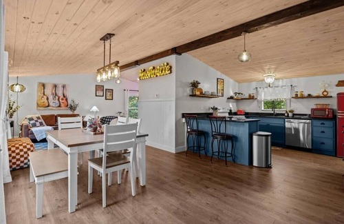 White Bluff RV Rental | Secluded Nashville Area Luxury Glamping w/Hot Tub; 5 Acres; Pet Friendly