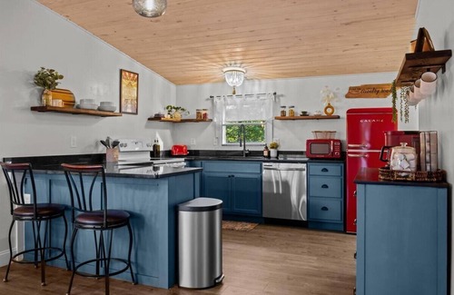 White Bluff RV Rental | Secluded Nashville Area Luxury Glamping w/Hot Tub; 5 Acres; Pet Friendly