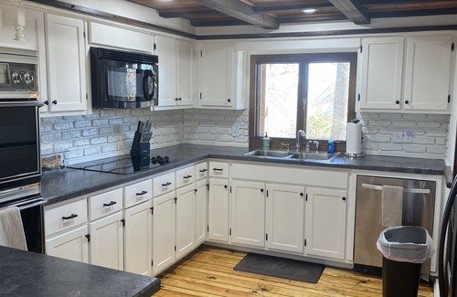 Cassville House | Secluded on a 6 acre ridge! 1 mile from Roaring River. Quiet and serene