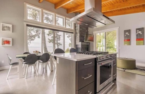 Sooke House | Secluded, peaceful, ocean front home. Close to all amenities/outdoor activities.