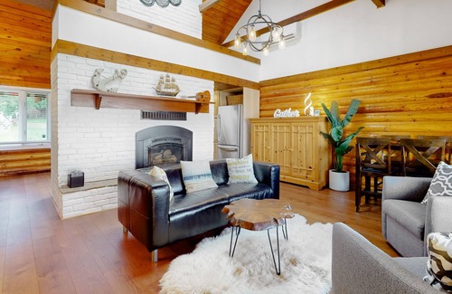 Blaine Cabin | Secluded, peaceful waterfront cabin with furnished patio & full kitchen