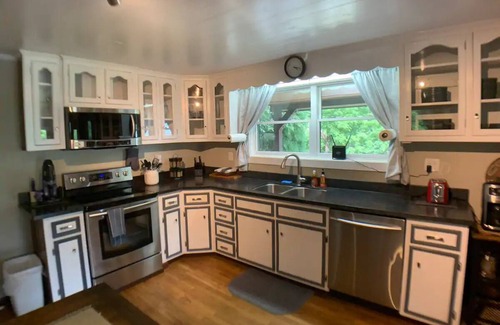 Apple Ridge Cabin | Secluded & Romantic, Blowing Rock, Views, Hot tub - The Red Rover