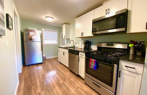 Powellhurst-Gilbert House | Secluded Small 2BR home, Washer/Dryer, Private Parking.