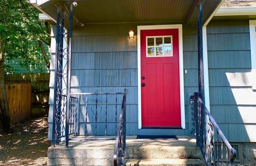 Powellhurst-Gilbert House | Secluded Small 2BR home, Washer/Dryer, Private Parking.