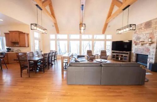 Blaine House | Secluded Spa-cious Retreat 11+3