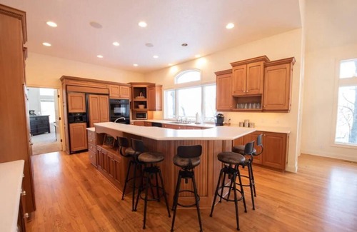 Blaine House | Secluded Spa-cious Retreat 11+3