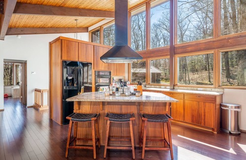 Bonnerdale House | Secluded Woodsy Luxury Hm 40 PRIVATE gated Acres, Pond, Hot Springs Mount Ida