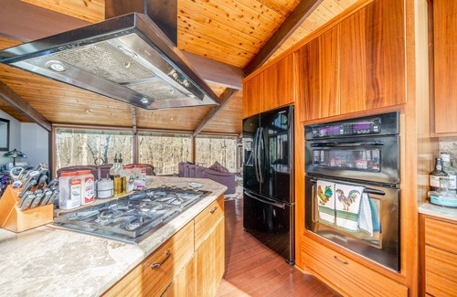 Bonnerdale House | Secluded Woodsy Luxury Hm 40 PRIVATE gated Acres, Pond, Hot Springs Mount Ida