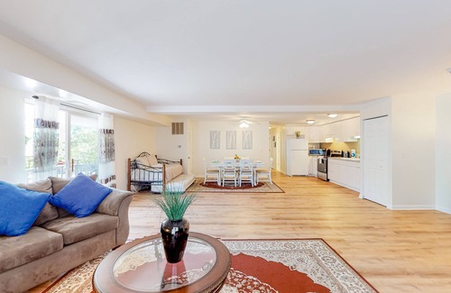 Livingston Condo | Second-floor condo with full kitchen, washer/dryer, central AC, & boat slip use