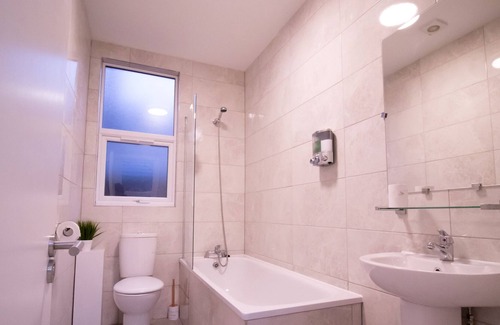 Rushmoor District Apartment | Second Floor, E-Elite-Suite-Private Bathroom