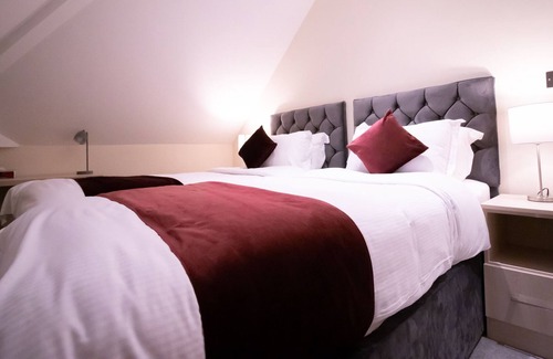 Rushmoor District Apartment | Second Floor, E-Elite-Suite-Private Bathroom