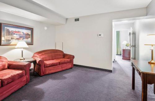 North East House | Second Floor East Standard Suite