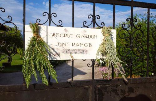 Temeni Apartment | Secret Garden