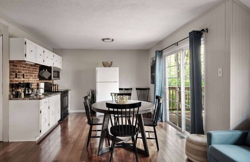 Ridgeway Cabin | Secret Gardens, Fireplace, Deck & Dog-Friendly