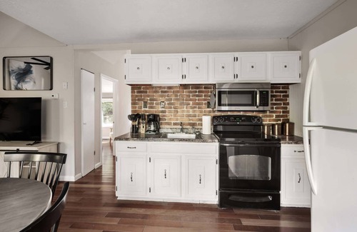 Ridgeway Cabin | Secret Gardens, Fireplace, Deck & Dog-Friendly