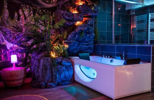 Bretigny-sur-Orge Apartment | SECRET SUITE "Jungle" - Jacuzzi privatif - Gare RER C - Proche Paris