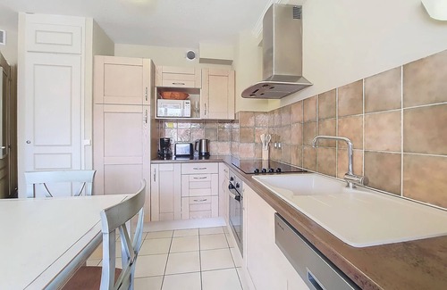 Callian Apartment | Secure Apartment in Callian: Pool, Near Lake, Golf & Vineyards, Pet-Friendly