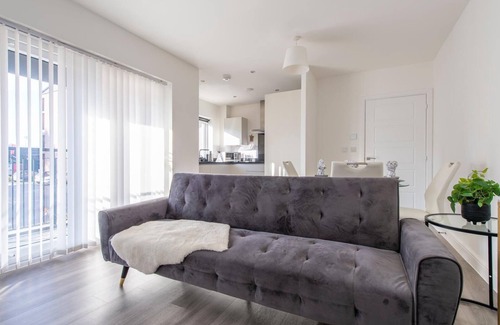 Maidstone Apartment | Secured 2-bedroom apartment with balcony and free parking - Maidstone