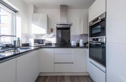 Maidstone Apartment | Secured 2-bedroom apartment with balcony and free parking - Maidstone