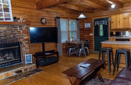 Warm Springs Cabin | See Callaway's Pumpkins and Fantasy in Lights at Southern Serenity - Fiber Wifi