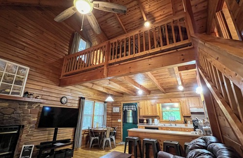 Warm Springs Cabin | See Callaway's Pumpkins and Fantasy in Lights at Southern Serenity - Fiber Wifi