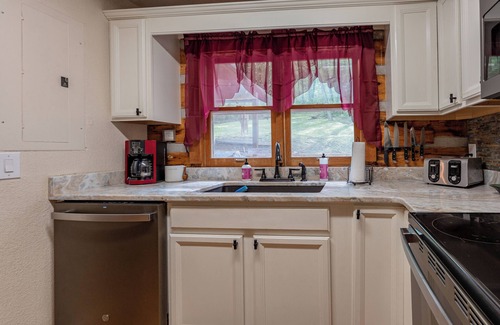 Bryson City Cabin | See Fall Colors! Minutes to SMNP/GSM Railroad/Hiking/Ziplining, Firepit, Hot Tub