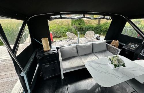 Runnymede Boat Rental | Selene Unique Luxury Houseboat Experience