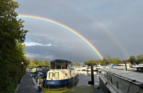 Runnymede Boat Rental | Selene Unique Luxury Houseboat Experience