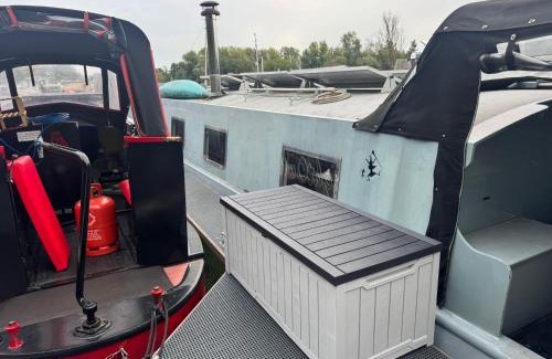 Runnymede Boat Rental | Selene Unique Luxury Houseboat Experience
