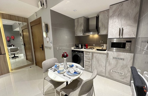 Jeddah Apartment | Self Check-in Luxury Studio near to airport with HotTub, WiFi & 75" Smart TV