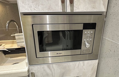 Jeddah Apartment | Self Check-in Luxury Studio near to airport with HotTub, WiFi & 75" Smart TV