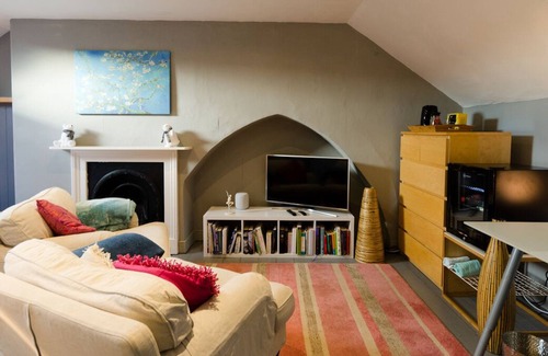 Tiverton Apartment | Self-contained loft space in my house - please check out Airbnb reviews!