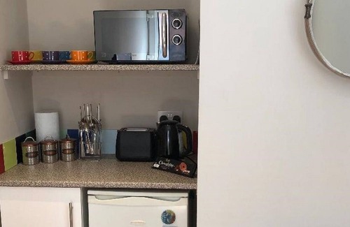 Sudbury Apartment | Self Contained Studio Flat/Annex Sleeps 1 - 4 People