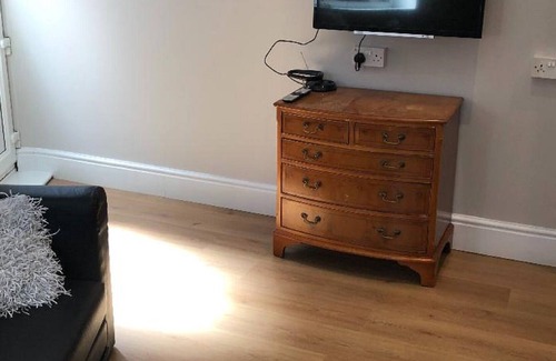 Sudbury Apartment | Self Contained Studio Flat/Annex Sleeps 1 - 4 People