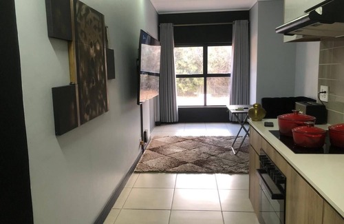 Greater Johannesburg Metropolitan Area Apartment | Semi-Smart Sandton Apartment