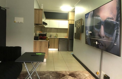 Greater Johannesburg Metropolitan Area Apartment | Semi-Smart Sandton Apartment